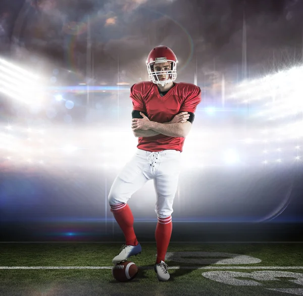 Hráč amerického fotbalu s rukama zkříženýma — Stock fotografie