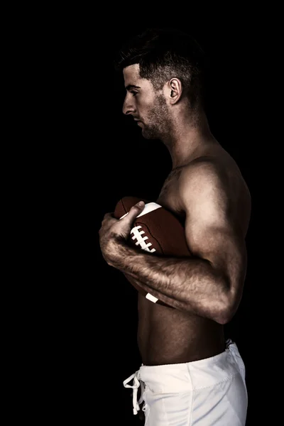 Hombre sin camisa sosteniendo la pelota — Foto de Stock