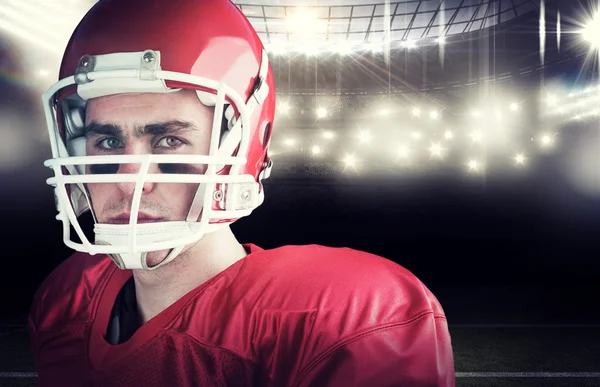 Joueur de football américain sérieux prenant son casque — Photo