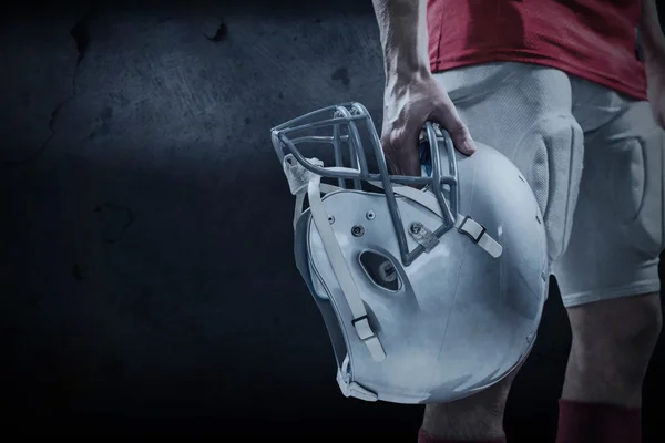 Jogador de futebol americano segurando capacete — Fotografia de Stock