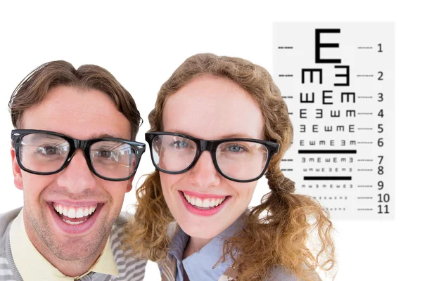 Hipsters sorrindo para a câmera contra teste de olho — Fotografia de Stock