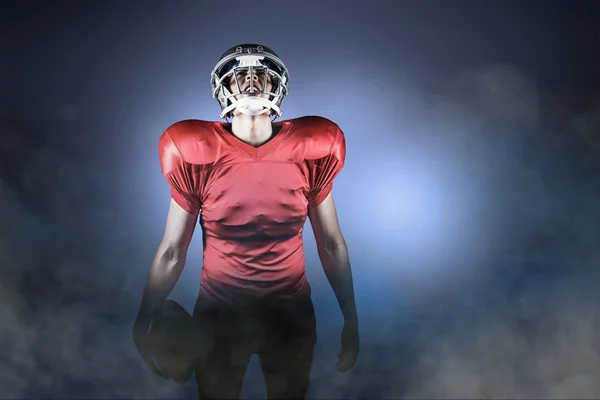 Joueur de football américain tenant le ballon — Photo