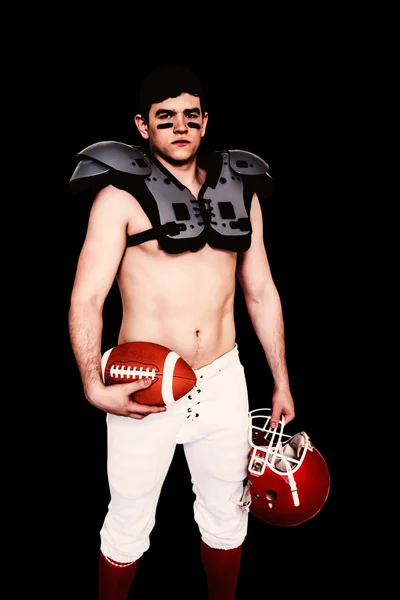 Jogador de futebol americano segurando uma bola e capacete — Fotografia de Stock
