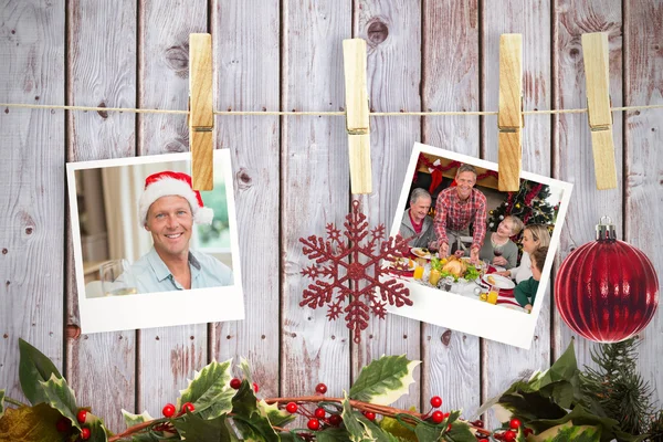 Pendurado Natal fotos contra pranchas de madeira — Fotografia de Stock