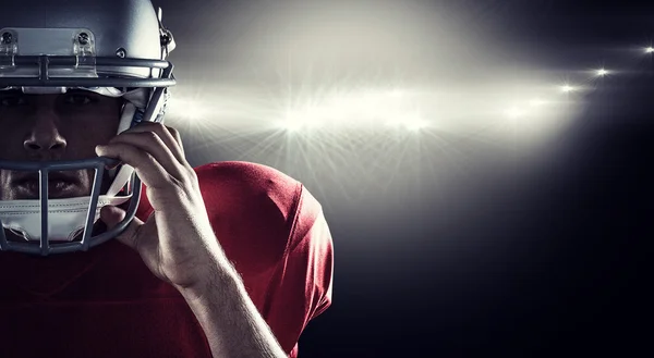 Jugador de fútbol americano sosteniendo casco —  Fotos de Stock