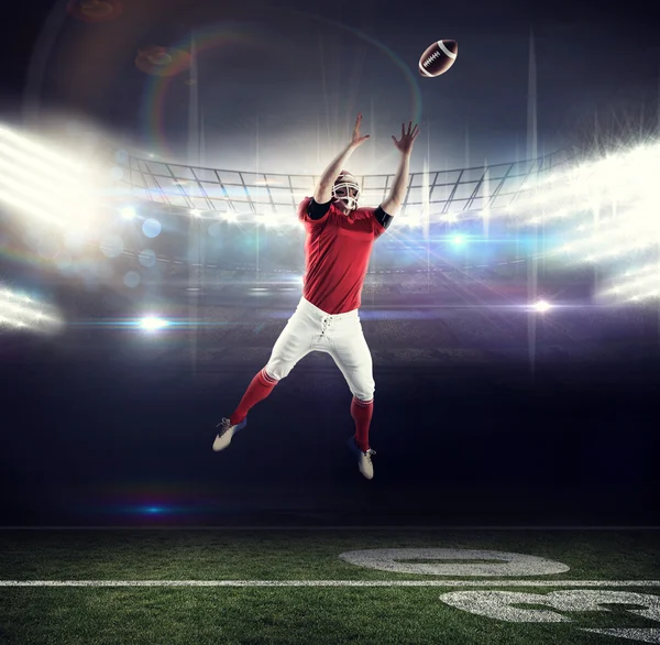 Jugador de fútbol americano tratando de atrapar el fútbol — Foto de Stock