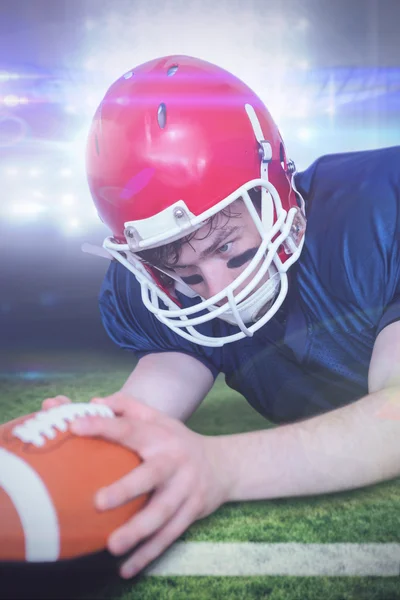 Giocatore di football americano segnando un touchdown — Foto Stock