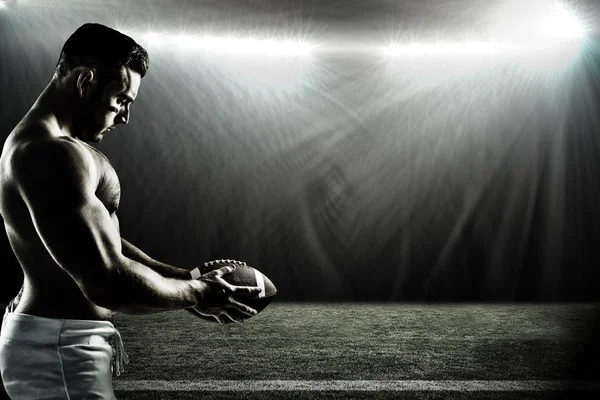 ボールで上半身裸のアメリカン フットボール選手 — ストック写真