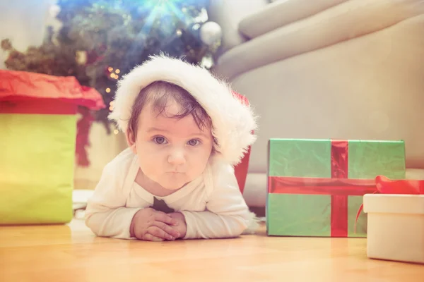 Roztomilý chlapeček ležel na podlaze na Vánoce — Stock fotografie