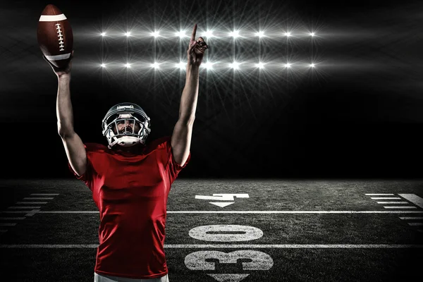 Jugador de fútbol americano con brazos de pelota levantados — Foto de Stock