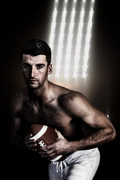 Jogador de rugby sem camisa posando com a bola — Fotografia de Stock