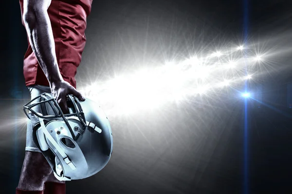 Jugador de fútbol americano sosteniendo casco —  Fotos de Stock