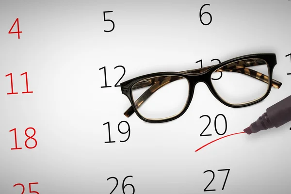 Leesbrillen tegen zwarte marker — Stockfoto