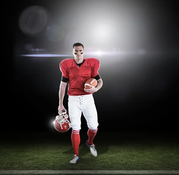 American football speler wandel- en houdt van voetbal en helm — Stockfoto