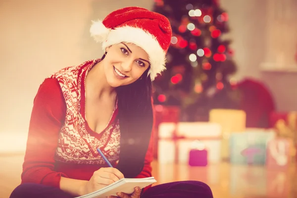 Świąteczny brunetka pisania jej listy — Zdjęcie stockowe