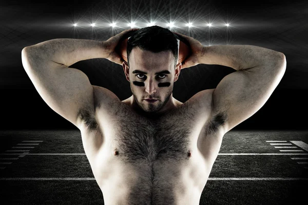 Shirtless American football speler met bal — Stockfoto