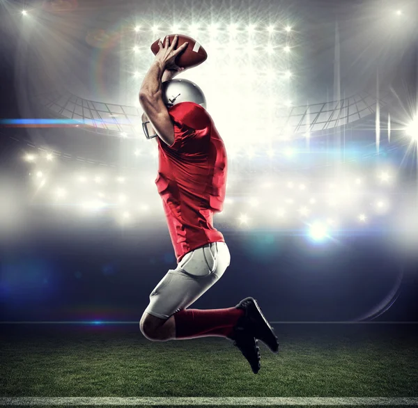 Jogador de futebol americano saltando — Fotografia de Stock