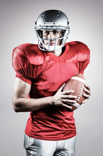 Säker på amerikansk fotbollsspelare med boll — Stockfoto