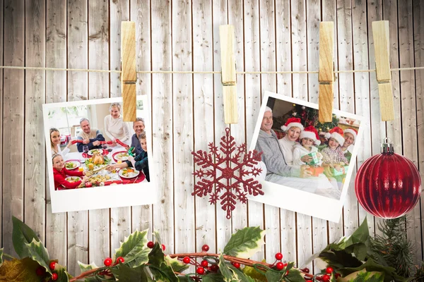 Colgando fotos de Navidad contra tablones de madera de fondo — Foto de Stock