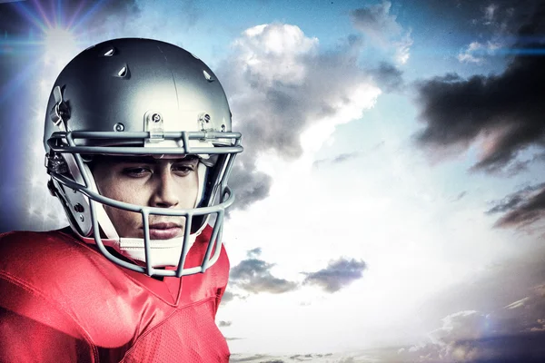 American football speler tegen middelpunt van de belangstelling in de hemel — Stockfoto
