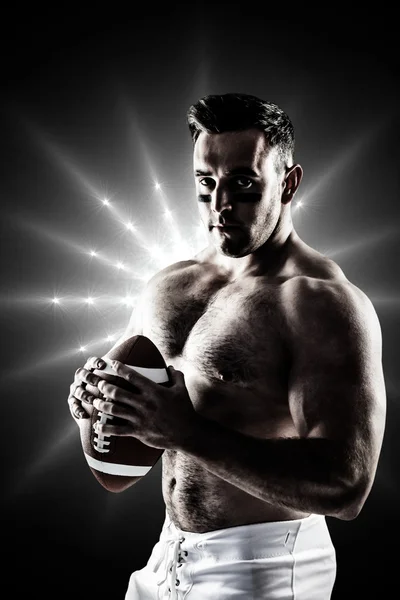 Jugador de fútbol americano sin camisa con pelota —  Fotos de Stock