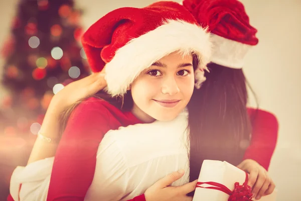 Mor och dotter kramas vid jul — Stockfoto