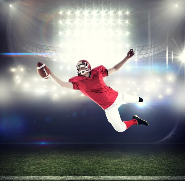 Jogador de futebol americano marcando um touchdown — Fotografia de Stock