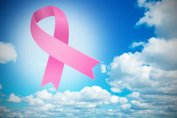 Breast cancer awareness meddelande mot himlen — Stockfoto