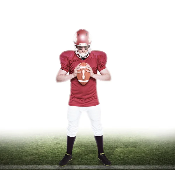 Jogador de futebol americano segurando uma bola — Fotografia de Stock