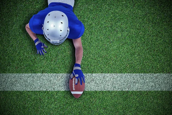 Jugador de fútbol americano acercándose al balón — Foto de Stock