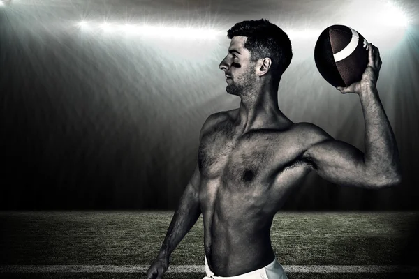 Shirtless rugbyspeler klaar om te gooien van de bal — Stockfoto