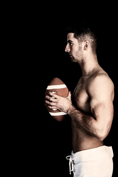 Gömleksiz rugby oyuncusu holding topu — Stok fotoğraf