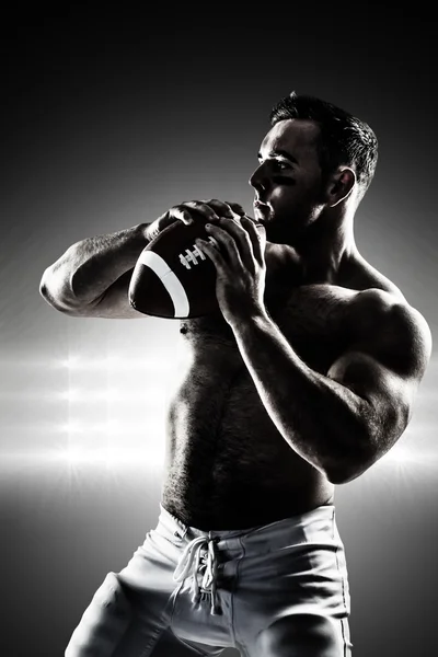 Jugador de fútbol americano sin camisa con pelota — Foto de Stock