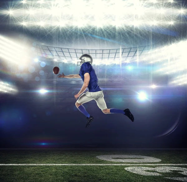 Jogador de futebol americano tentando pegar a bola — Fotografia de Stock