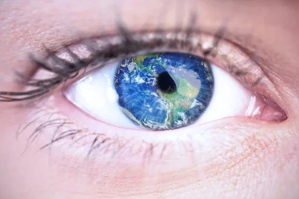 Blue eye against earth — Stock Photo, Image