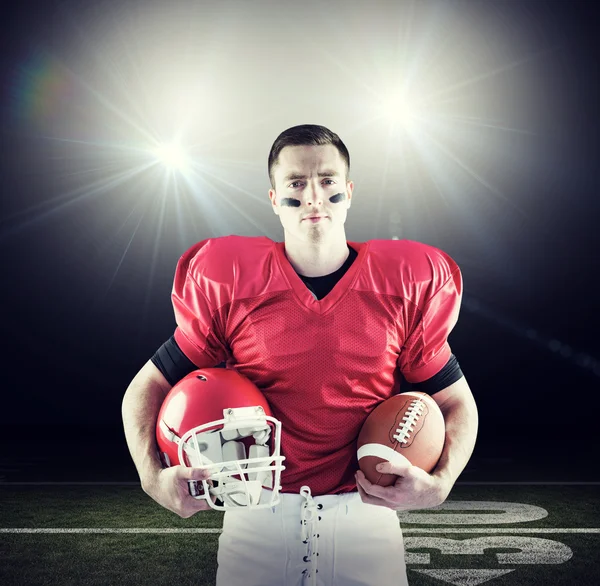 Jogador de futebol americano segurando capacete — Fotografia de Stock