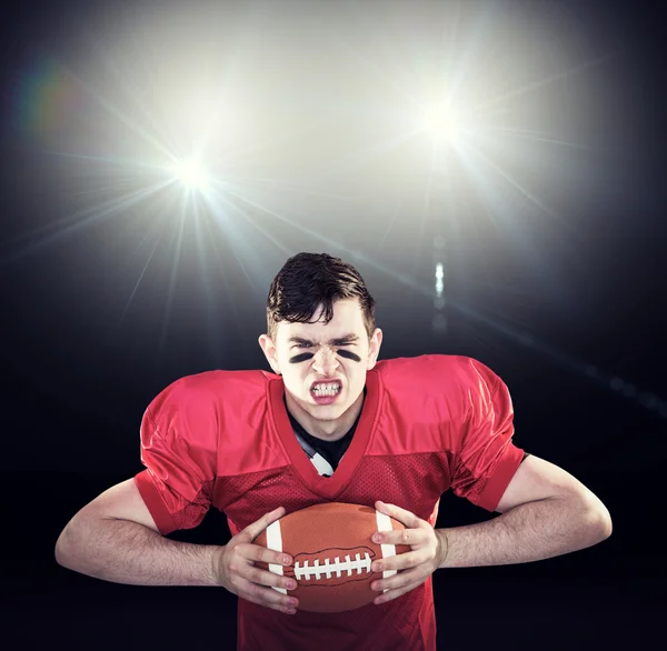 Aprítás egy labda amerikaifutball-játékos — Stock Fotó