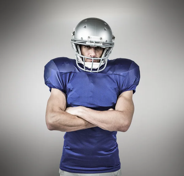 American football speler met gekruiste armen — Stockfoto