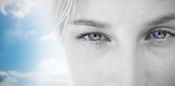 Pretty blonde applying contact lens — Stock Photo, Image