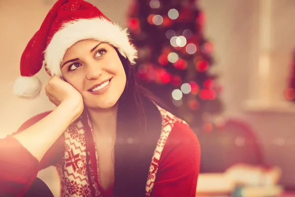 Feestelijke brunette dragen een kerstmuts — Stockfoto