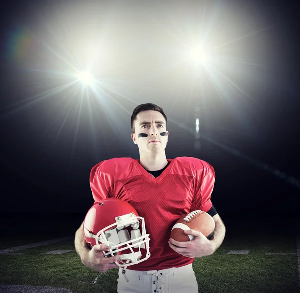 Jogador de futebol americano segurando capacete — Fotografia de Stock