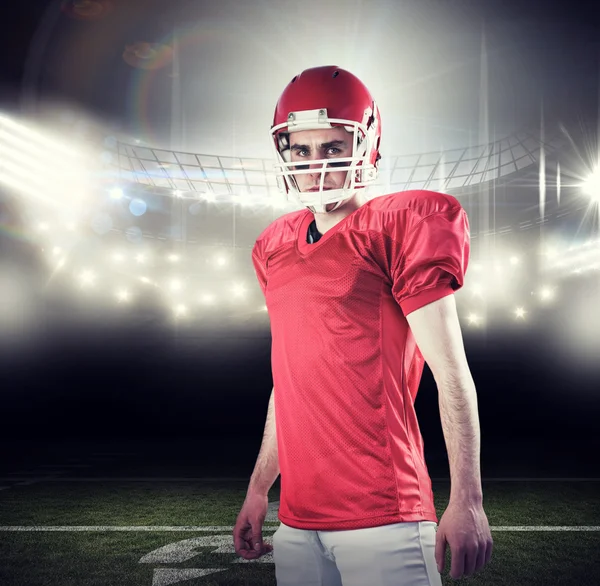 Een ernstige american football speler nemen zijn helm — Stockfoto