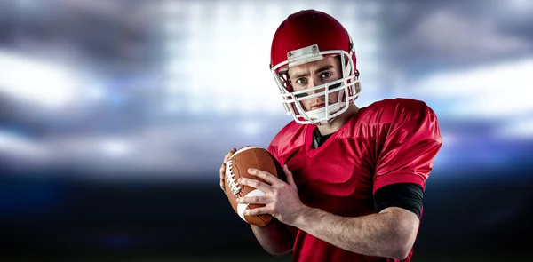 American football speler wordt zowat voor worp voetbal — Stockfoto