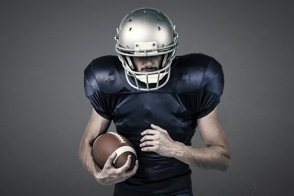 Giocatore sportivo che indossa il casco mentre tiene la palla — Foto Stock