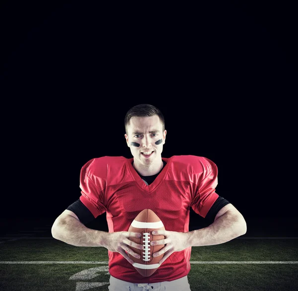Imagem composta do jogador de futebol americano prestes a lançar o b — Fotografia de Stock