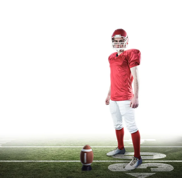 Un serio giocatore di football americano che si prende il casco — Foto Stock