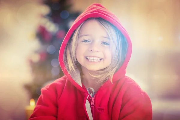 Niña festiva sonriendo a la cámara — Foto de Stock