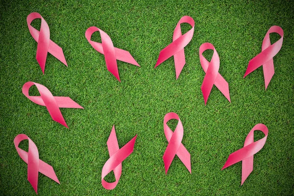 Wstążka raka piersi na trawie — Zdjęcie stockowe