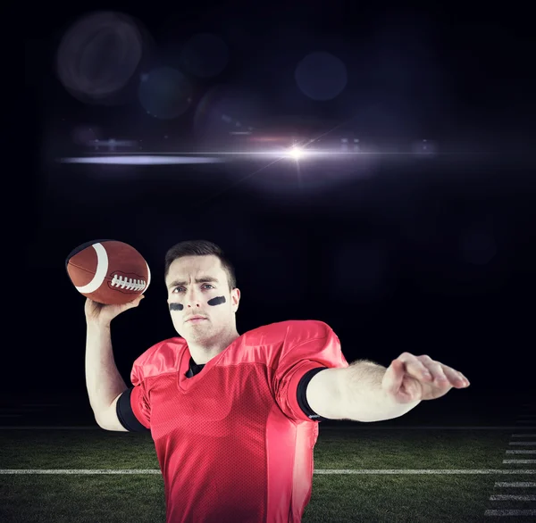 Jogador de futebol americano prestes a jogar a bola — Fotografia de Stock