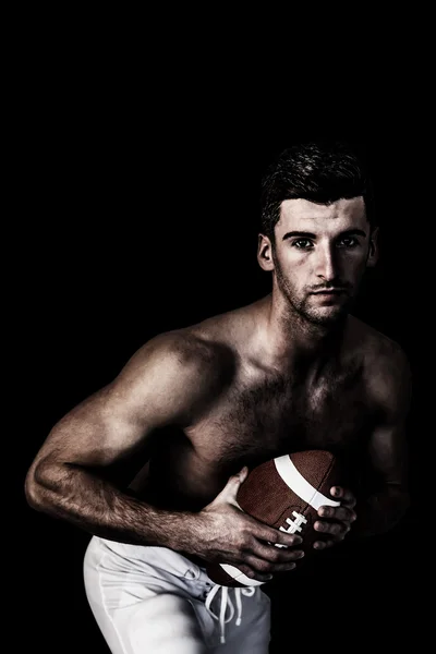 Jogador de rugby sem camisa posando com a bola — Fotografia de Stock
